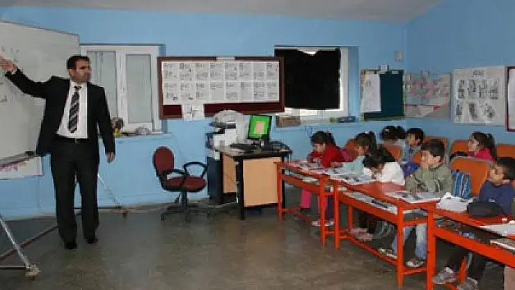 Okulun hem müdürü, hem öğretmeni hem de hizmetlisi