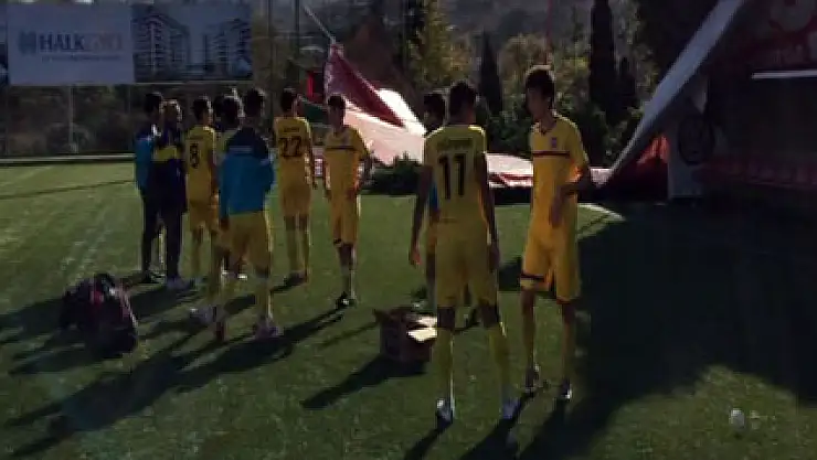 Dev reklam panosu maç esnasında sahaya devrildi