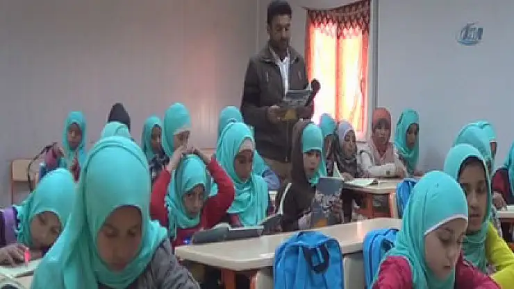 Mülteci öğretmenler öğrencileriyle hayata tutunuyor