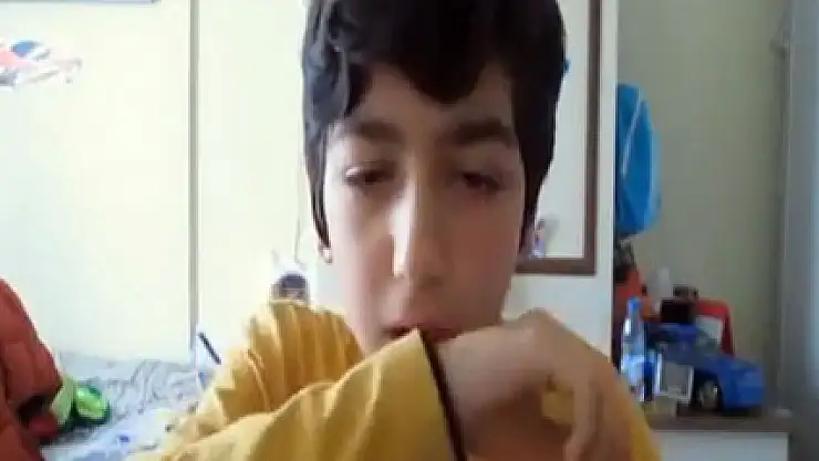 Evde biber gazı üretti, kendi üzerinde denedi!