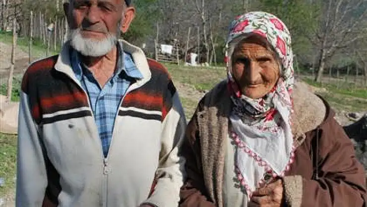 Yaşları geçti, aşkları geçmedi