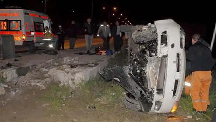 Yan yatan araçta 3 kişi yaralandı