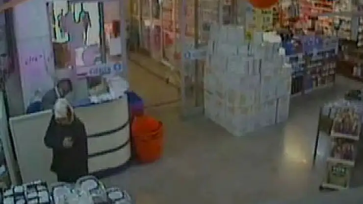 Bebek maması çalan üniversiteli kız kamerada