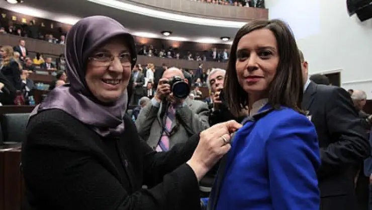 Yeni Bakan Kadına şiddete dikkat çekmek için rozet dağıttı