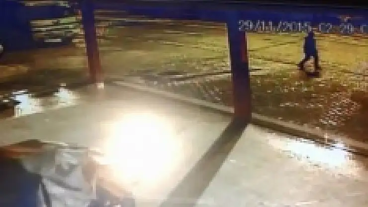 Deprem anı güvenlik kameralarına yansıdı