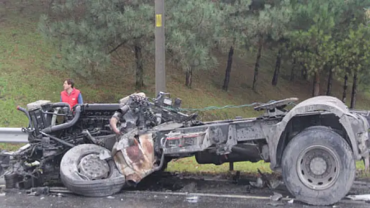 Yolcu otobüsü ile TIR çarpıştı: 25 yaralı