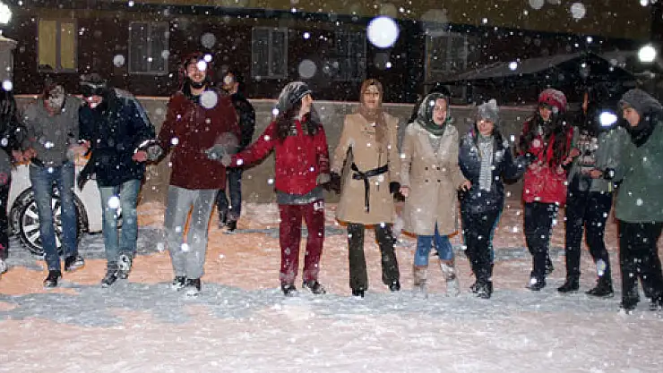 Karın tadını halay çekerek çıkardılar