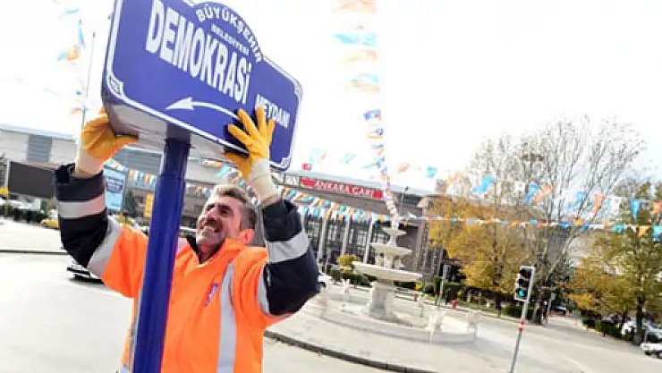 102 kişinin öldüğü meydana tabelalar asıldı