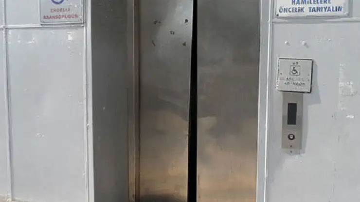Asansörlerin çağırma butonları bile çalındı