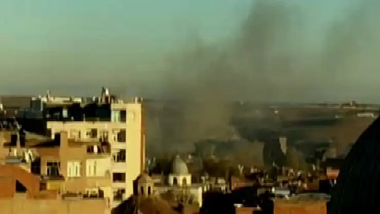 Diyarbakır'da tarihi cami duman altında!