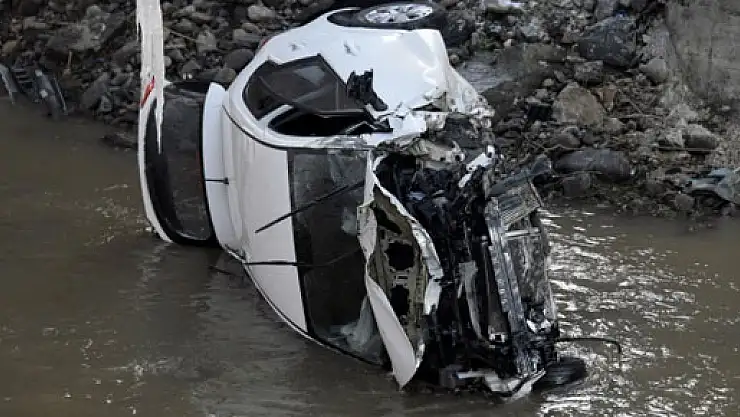 İki köprü arasından çaya uçtu