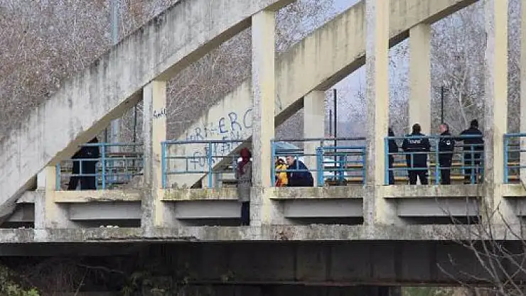 Eşinden boşanan kadın köprüye çıkarak intihar etmek istedi