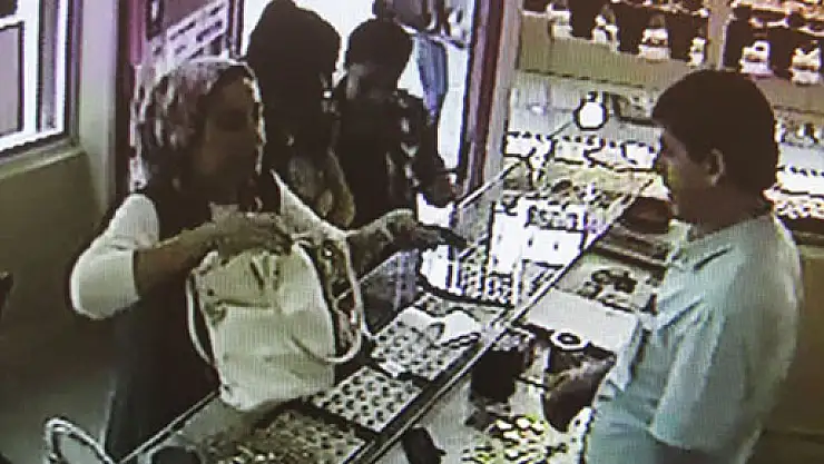 Öldürdüğü adamın paralarını altına yatırdı