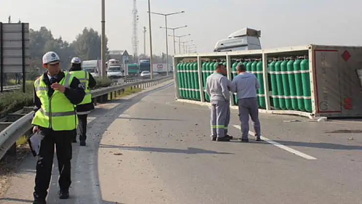 Oksijen yüklü TIR devrildi, yol trafiğe kapandı