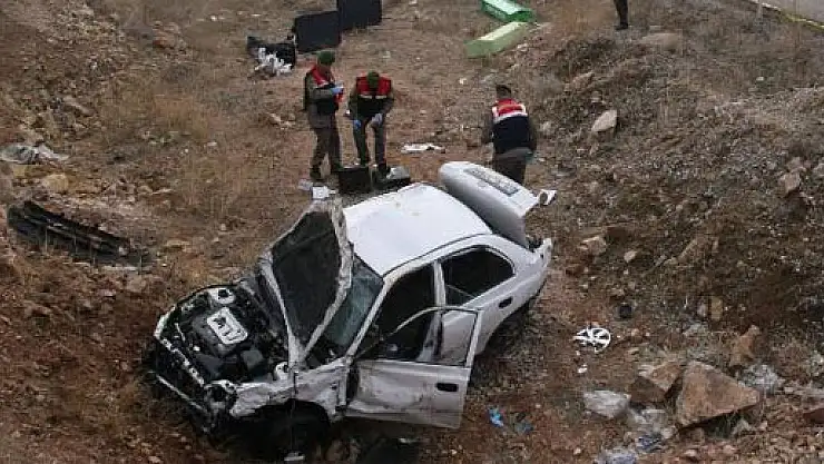 Otomobil şarampole uçtu: 2 ölü