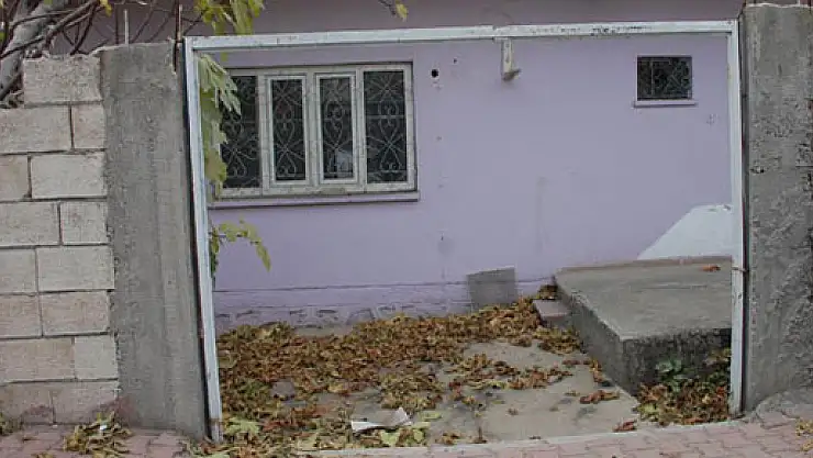 Hırsızlar bahçe kapısını çaldı