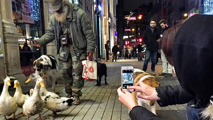 İstiklal'de ördekli gezinti