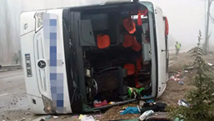 Afyonkarahisar'da yolcu otobüsü devrildi: 2 ölü, 23 yaralı!