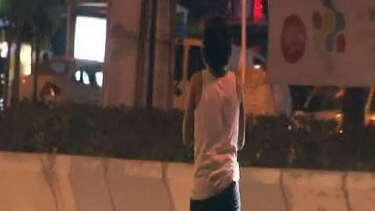 Suriyeli baba çocuğuna buz gibi havada mendil sattırdı