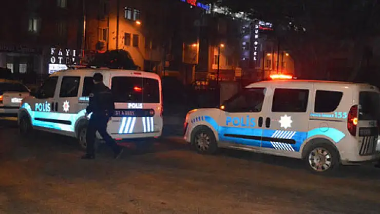 Arkadaşına kızdı, yoldan geçen aracın önüne atladı