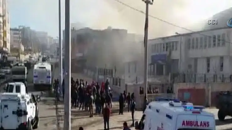 Teröristler, içerisinde öğrencilerin bulunduğu kültür merkezini ateşe verdi