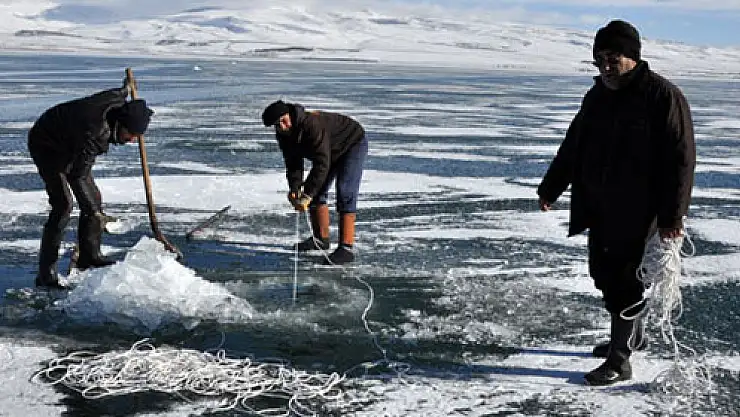 Eksi 20 derecede buzdan ekmek çıkarıyorlar!