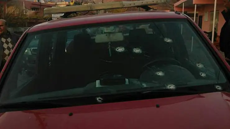 Çıkan yangını söndürmeye giden araca ateş açıldı