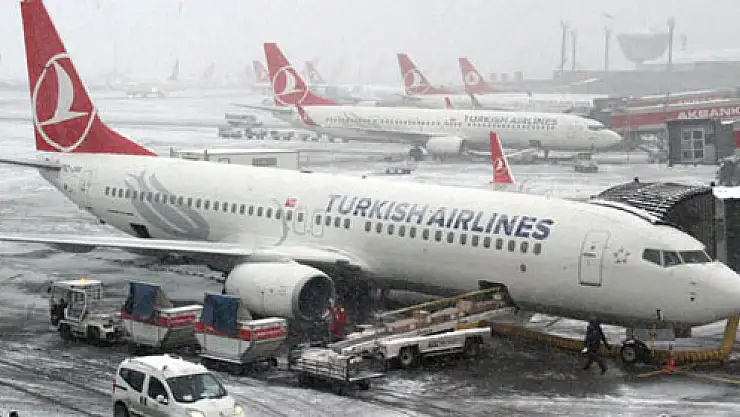 Kar hava trafiğini olumsuz etkiledi! 221 sefer iptal