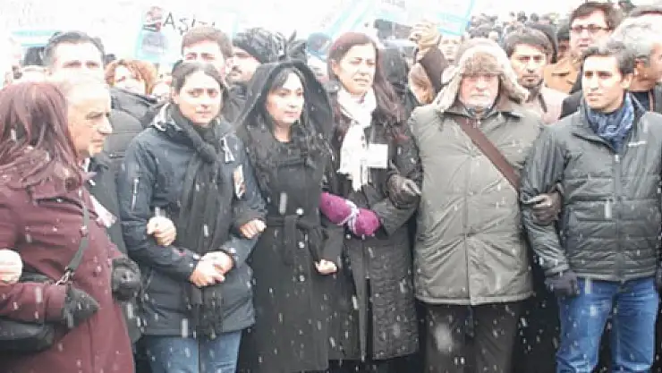 Diyarbakır'da polise bombalı saldırı: 4 yaralı