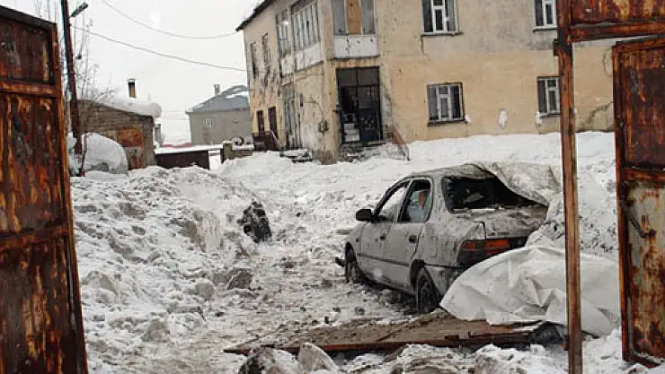 Yüksekova'da polis aracına bombalı saldırı