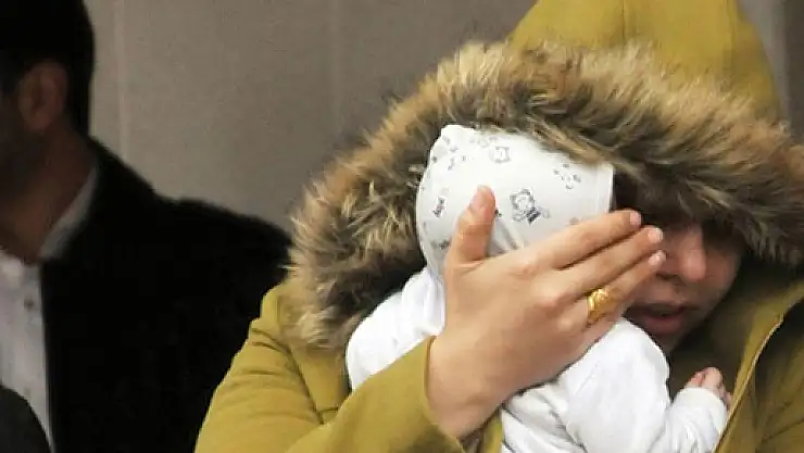 Eroinle yakalanan kadın yüzünü bebeğiyle sakladı