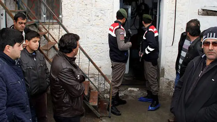 Yaşlı çift bıçaklanarak öldürüldü