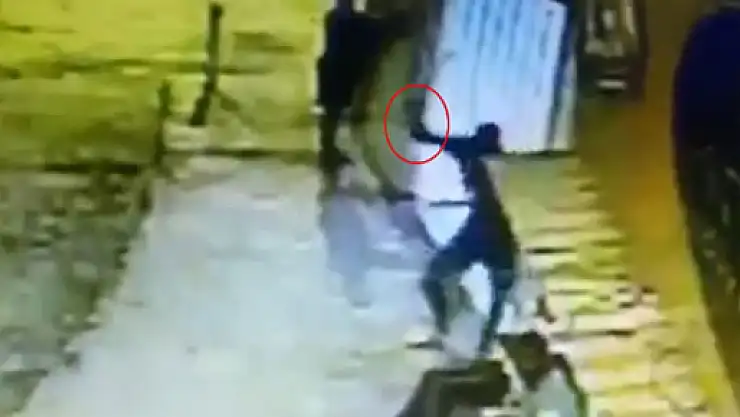 Gürültüye kızdı satırla saldırdı