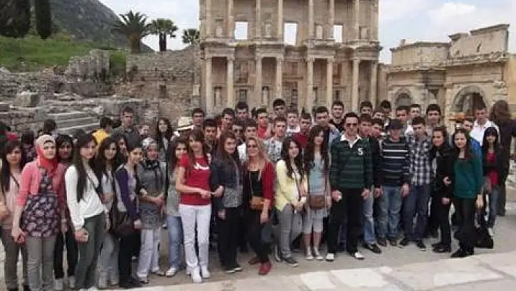 Ç.L, Turizm Alanlarını Gezdi