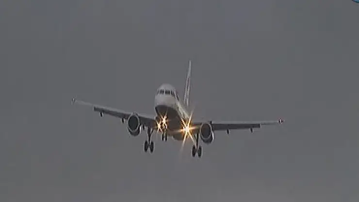 Lodos, uçakları beşik gibi salladı