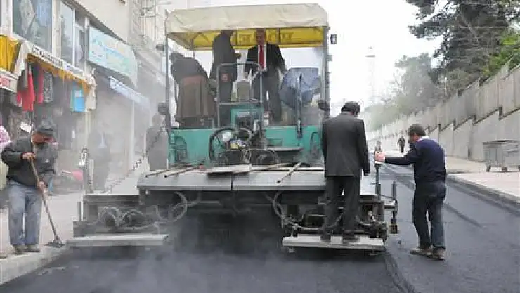 Demirtaş, asfalt mesaisinde