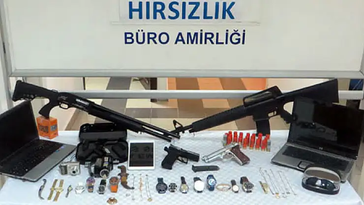 Çaldığı ziynet eşyaları ile fotoğraf çektirdi