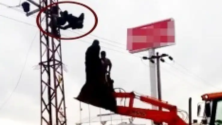 Akıma kapılan elektrik ustası direkte asılı kaldı