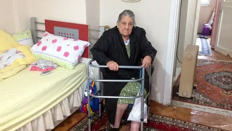 Yaşlı kadını dövüp, parasını çaldılar