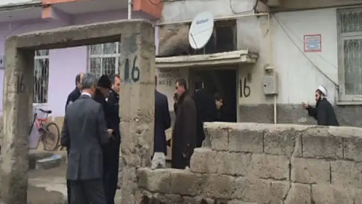 Ölü babasının yanında 2 gün bekledi