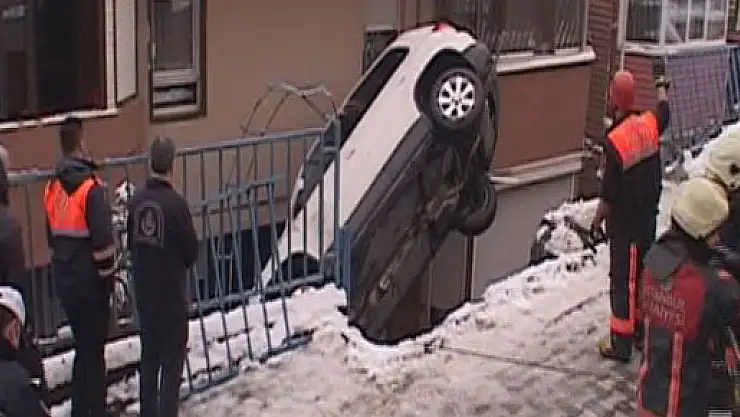 Buz tutan yolda kontrolden çıkan araç, bina boşluğuna uçtu