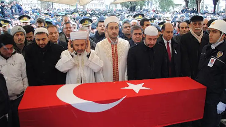 Şehit polisi 10 bin kişi uğurladı