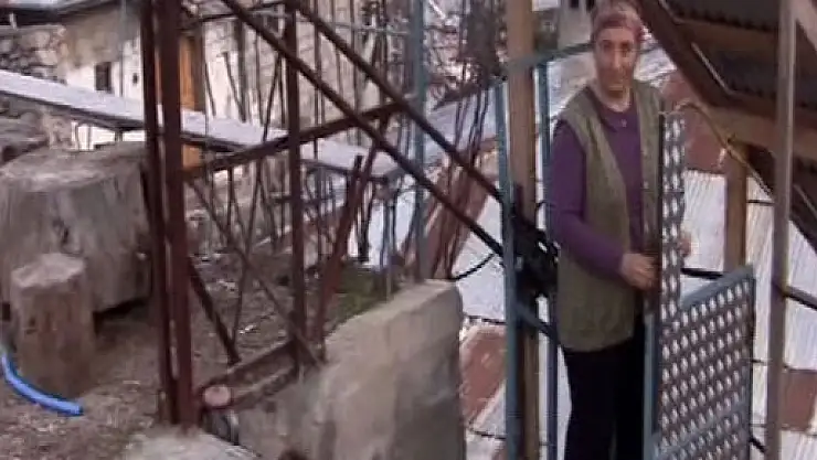 Engelleri aşmak için ev yoluna asansör sistemi yaptı