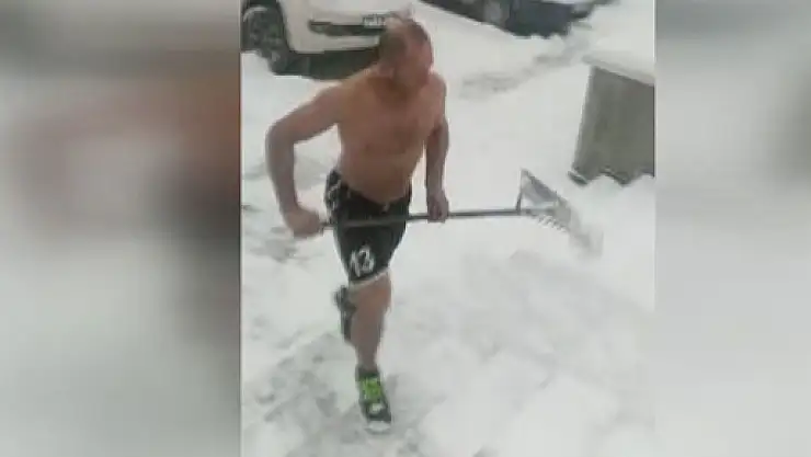 Buz gibi havada yarı çıplak dolaştı