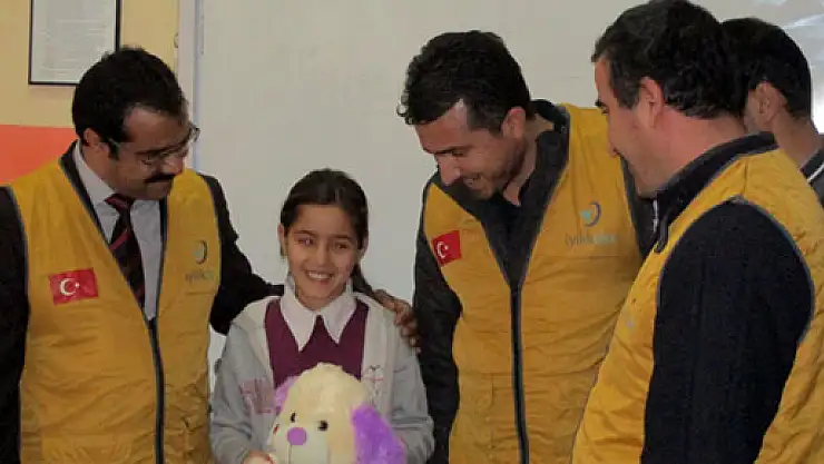 1 TL harçlığıyla bağış yapan minik öğrenciye burs