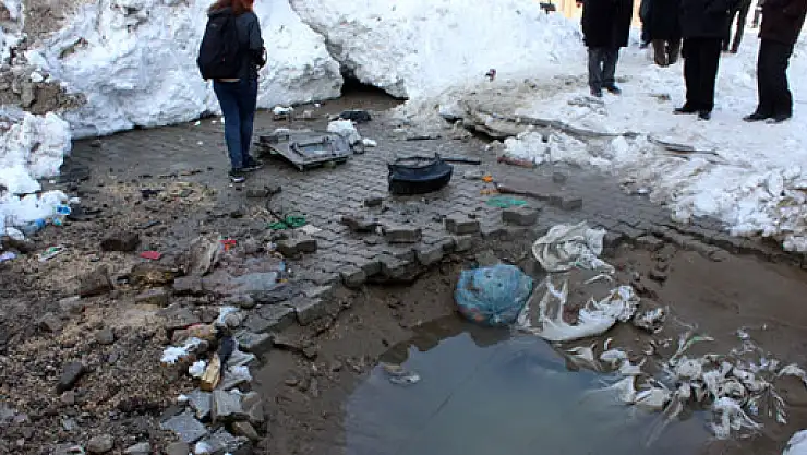 Polis aracının geçişi sırasında şiddetli patlama