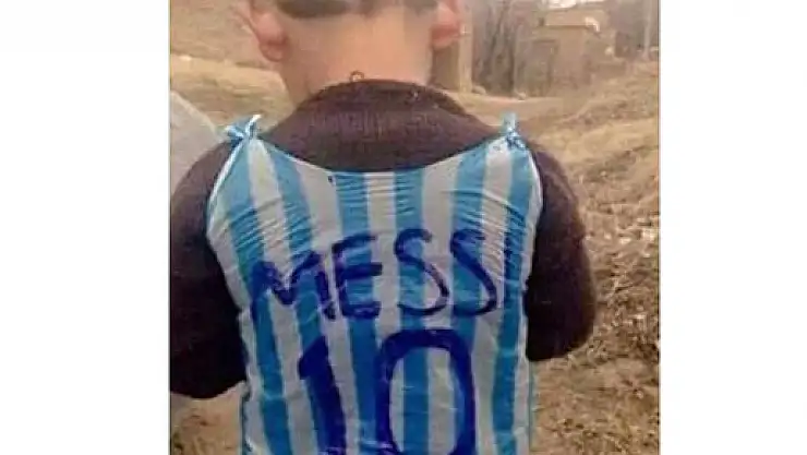 Poşetten Messi formasıyla dünya gündeminde