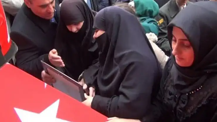 Turgutlu şehidine ağlıyor