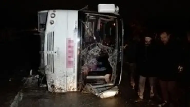 Sakarya'da midibüs devrildi: 5 yaralı