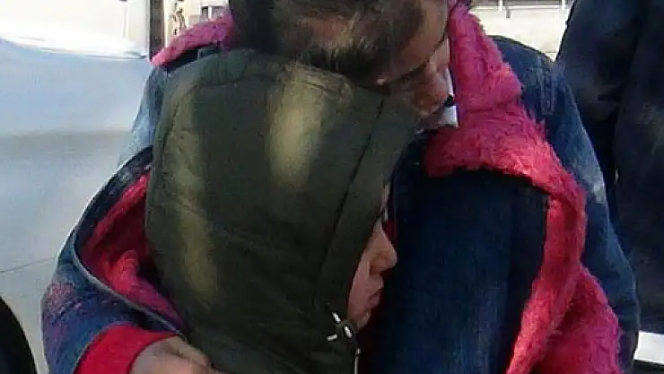 Kaza sonrası kardeşini sarılarak ısıttı